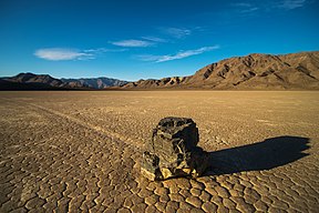Wandernder Felsen auf dem Racetrack im Death Valley