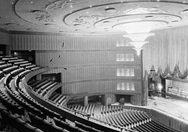 RKO Roxy Theatre, 49th Street, New York, N.Y., 1932 Roxy Theatre, 49th Street, New York, N.Y. LOC ppmsca.05843 (cropped).jpg