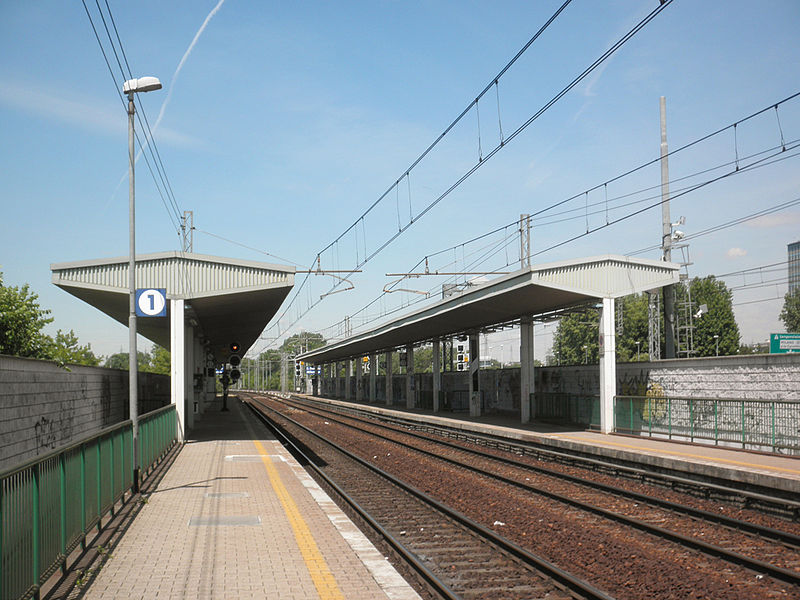 File:San Donato Mil stazione marciapiedi.JPG