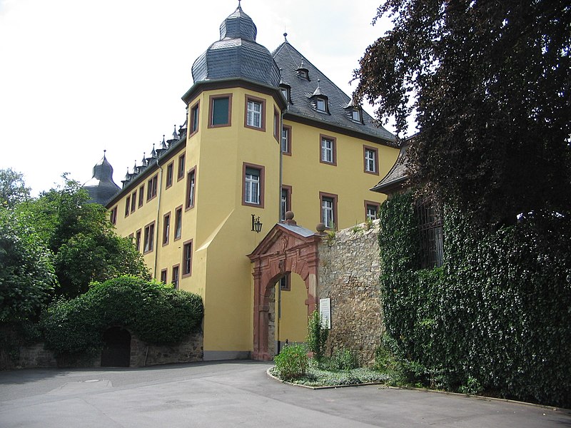 File:SchlossVollradsWinkelHauptbauTor.JPG