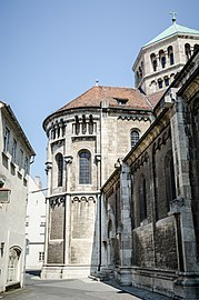 Heilig-Geist-Kirche mit Westapsis und Vierungsturm