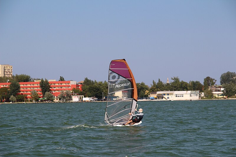 File:Scoala de windsurfing.JPG