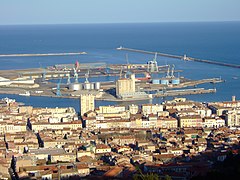 Une partie des quais du port de commerce en 2006 (avant démolition des silos et réaménagement de la zone pour accueillir ferries et paquebots).