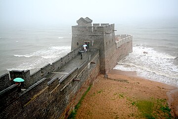 Mingdynastins mur vid Shanhaipasset i Hebei där den möter Bohaibukten.