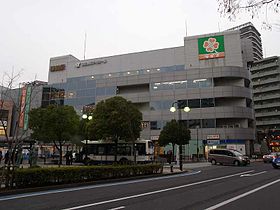 Widok zewnętrzny stacji Shinozaki
