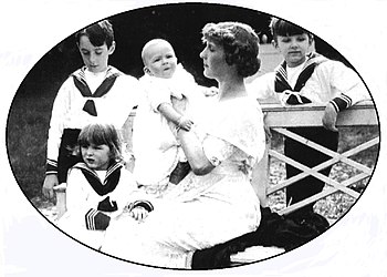 Η κα Georges Menier το 1913 και τα τέσσερα παιδιά της : Antoine, Claude, Hubert et Jean