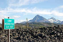 Bord dat de top van McKenzie Pass aangeeft op 5.325 voet.