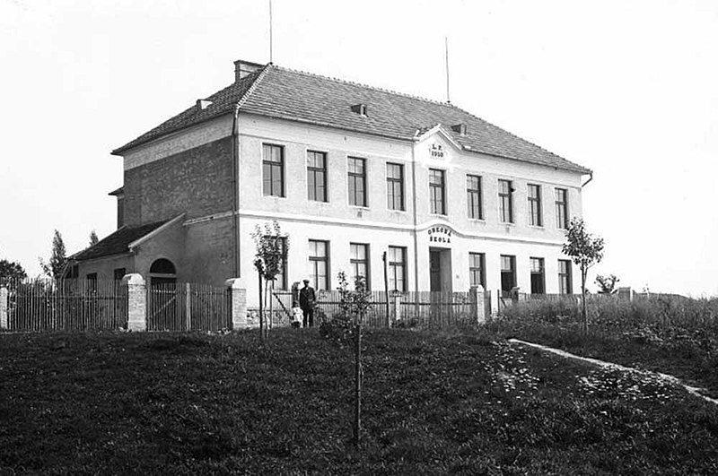 File:Skola vranovice.jpg