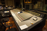 Veľký mixážny pult Solid State Logic SL9064J v zvukárni nahrávacieho štúdia