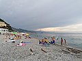 Spiaggia dei Pescatori e mar Ligure con turisti di tardo pomeriggio visti dalla spiaggia dei Pescatori - Noli.jpg