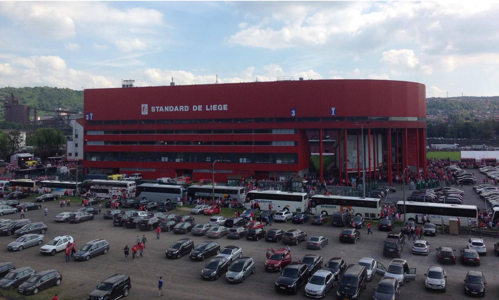 Vue panoramique du stade avant un match et depuis le terrils