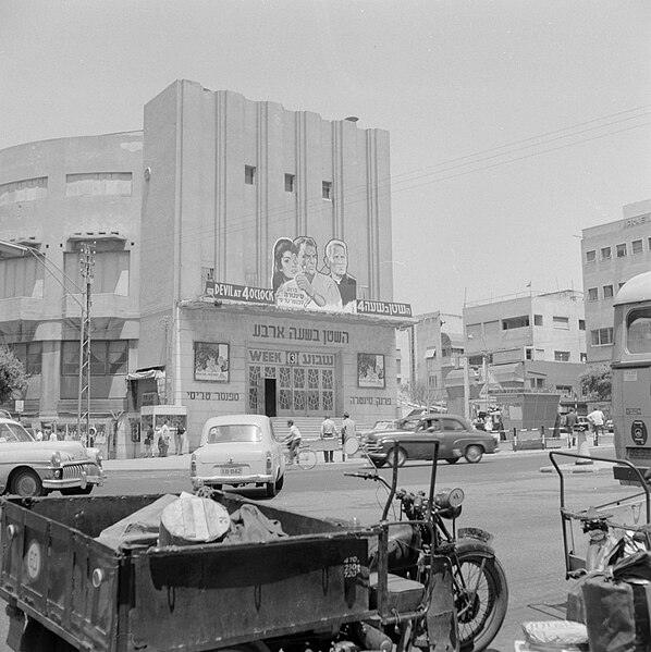 File:Stadsverkeer op een weg, een bioscoop (Moghrabi Theatre) op de achtergrond, Bestanddeelnr 255-1768.jpg