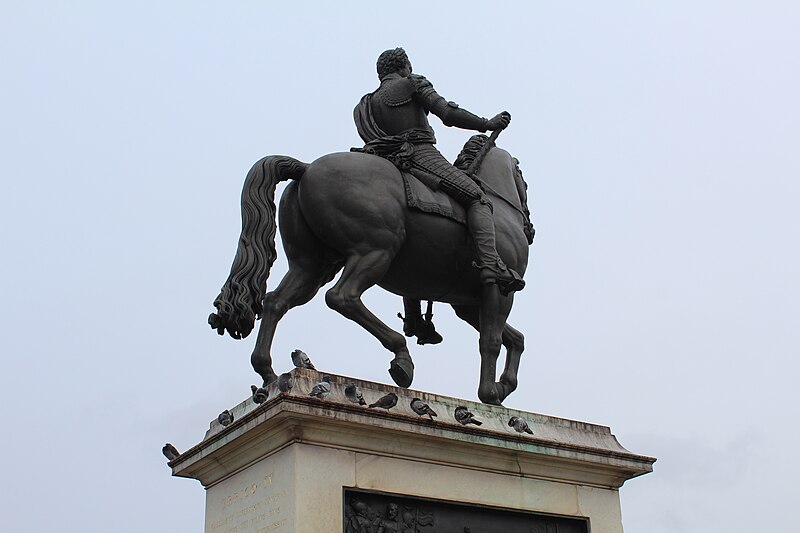 File:Statue équestre Henri IV Pont Neuf Paris 13.jpg