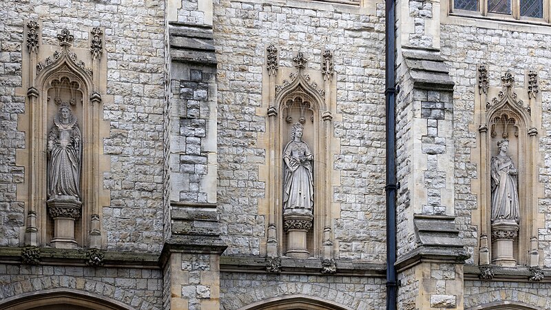 File:Statues of Queens Elizabeth I, Anne, and Victoria, Old Guildhall Library.jpg