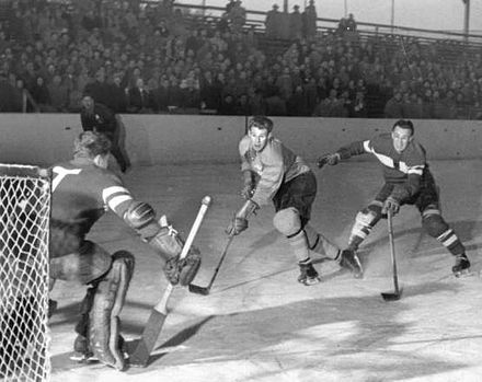 La Suède, ici face à l'Allemagne de l'Ouest, gagne son premier Championnat du monde en 1953 lors d'un tournoi réduit à trois équipes.