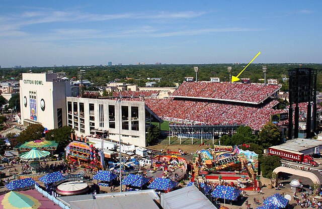 2006 Red River Rivalry with yellow arrow indicating the crowd split at the 50-yard line