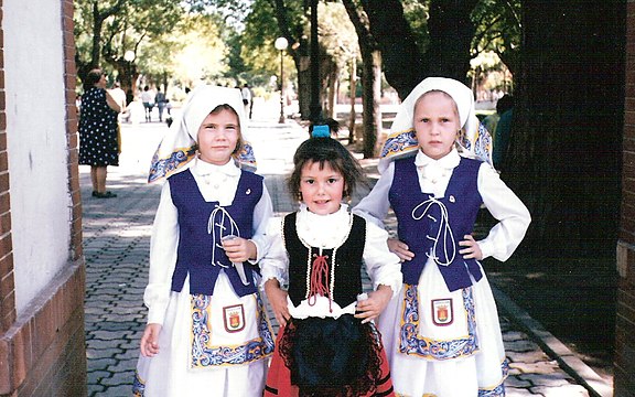 Talaveran girls dressed with folk costumes