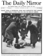 Titelblatt des Daily Mirror, 19. November 1910, mit einer Suffragette am Boden, nachdem sie von einem Polizisten geschlagen wurde.