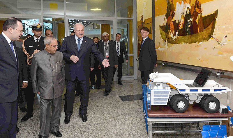 File:The President, Shri Pranab Mukherjee visiting the National Library, at Minsk, in Belarus on June 04, 2015.jpg