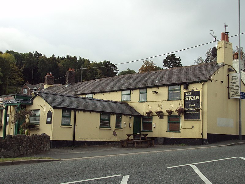 File:The Swan pub, Gwernymynydd.JPG