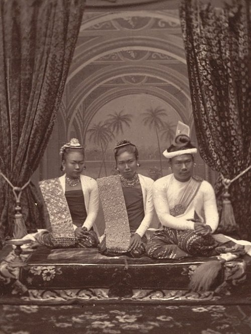 Junior Queen Supayalay next to Queen Supayalat and King Thibaw (November 1885)