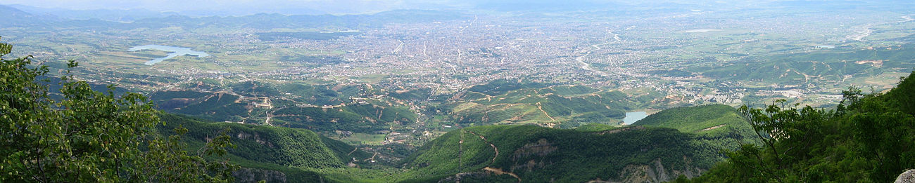 Pohled na město z hory Dajti v roce 2004