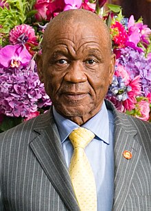 Thabane în costum