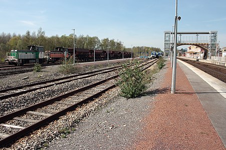 Voies, avec une rame de l'Infra comportant le locotracteur Y 8155, et aperçu des quais de la gare d'Abbeville (2017).