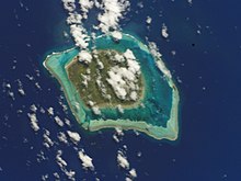 Photographie satellite d'une île entouré d'un banc de corail
