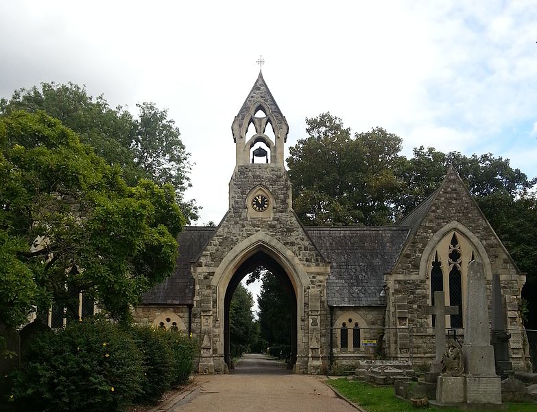 File:Two Chapels at South Ealing Cemetery.jpg