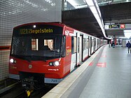 Fahrzeug der Baureihe DT3 der U-Bahn Nürnberg mit ausgefahrenen Schiebetritten