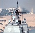 La passerelle et les radars de l'USS Normandy en transit dans le canal de Suez durant l'opération Southern Watch (16 novembre 1997)