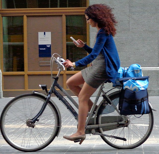 A city bike with a step-through frame is practical for easy mounting in and out. Straight sitting position focusing on comfort instead of speed.