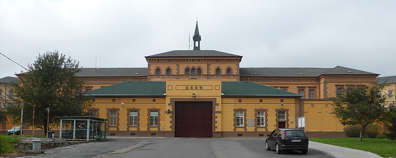 File:Věznice Plzeň, vchod, 3.jpeg