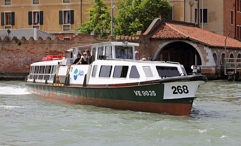 File:Venezia Motoscafo 268 R01.jpg