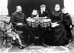 Vesnin family ca.1890.jpg