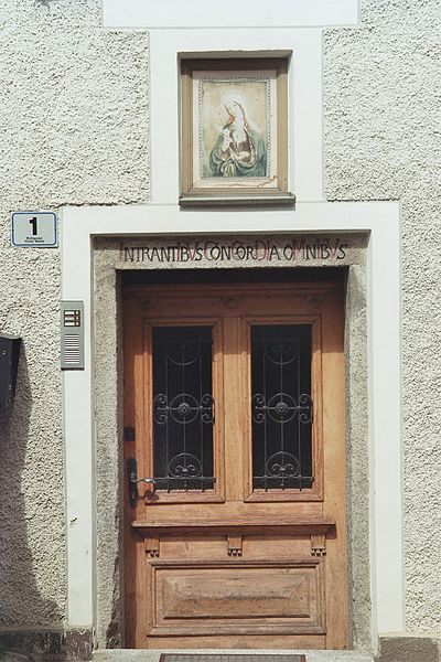 Eine Haustür mit Hausnummer 1 und der Inschrift "INTRANTIBVS CONCORDIA OMNIBVS"