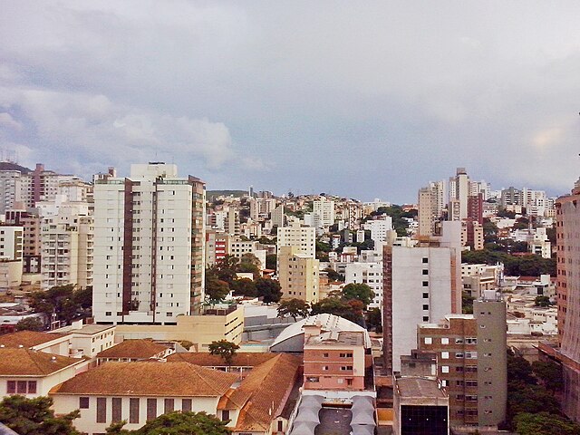 Bairro São Pedro visto da Avenida do Contorno, no limite sul da Savassi.