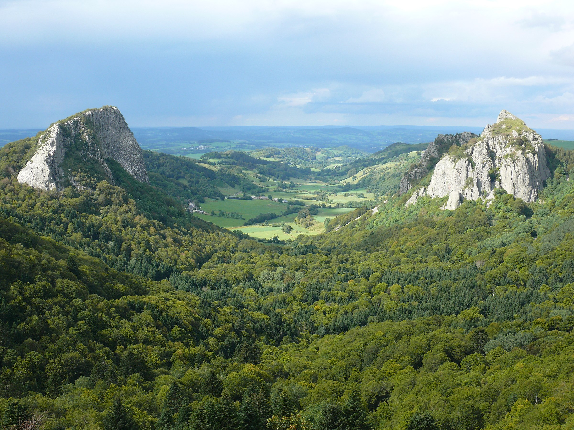 "The Roche Tuilière (left) and the Roche Sanadoire (right)" by Guayachimp