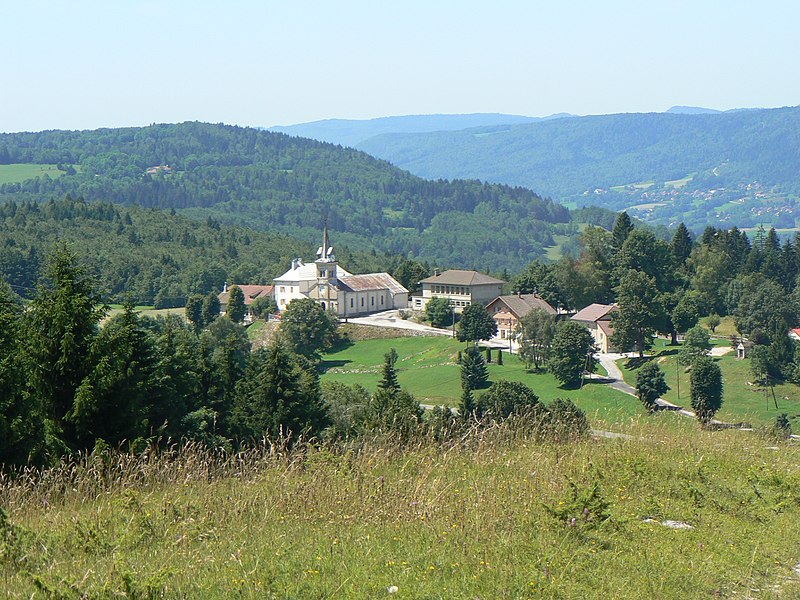 File:Vue sur Eglise de La Mouille et Vallée de La Bienne.jpg