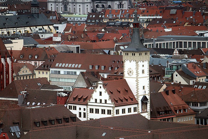 File:Würzburg, Blick von der Festung Marienberg zum Rathaus.jpg