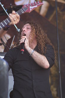 Fabio Lione během vystoupení se skupinou Angra v roce 2014