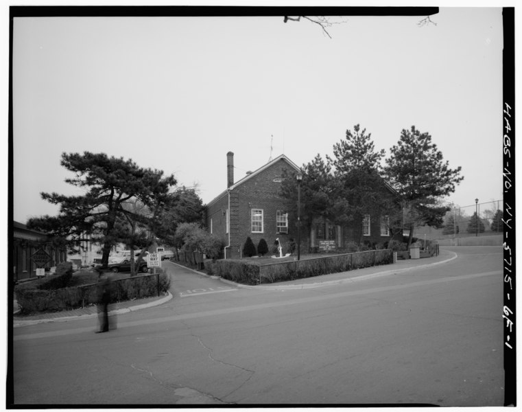 File:WEST FRONT FROM NORTHWEST - Governors Island, New York Arsenal, Building No. 109, New York, New York County, NY HABS NY,31-GOVI,6F-1.tif