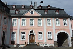 Burghaus Wassenach, Hofseite