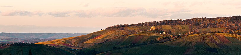 Deutsch: Sonnenuntergang über der Wein-und Obstbaulandschaft Württemberg und Getzenberg, in der Mitte die Grabkapelle auf dem Württemberg (Rotenberg). English: Sunset over the Landscape Protection Area "Wein-und Obstbaulandschaft Württemberg und Getzenberg", Württemberg Mausoleum in the center on the peak of Württemberg Hill.