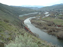 El ferrocarril sigue el curso del río