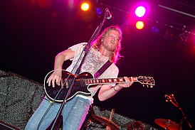 Solistul trupei, Wes Scantlin, la un concert din 2009 la Guantanamo