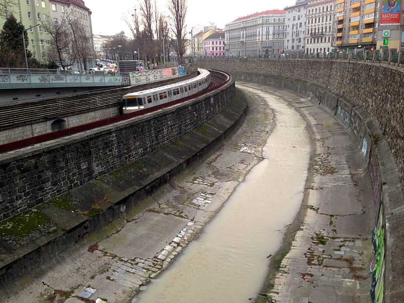 File:Wienfluss at Kettenbruckegasse - 3 (11820985125).jpg