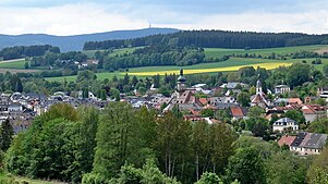 Lage von Wunsiedel im Tal der Röslau, Blick vom Nordhang des Katharinenbergs, im Hintergrund der Schneeberg