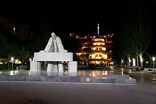 Statua Aleksandra Tamanijana na Jerevanskim kaskadama